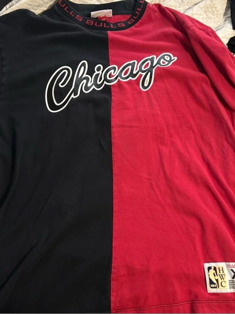 Chicago Bulls Split-Color Long Sleeve Tee - Black & Red
